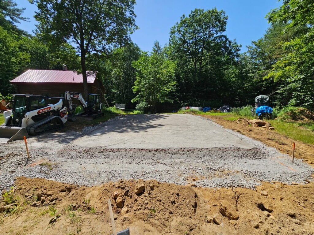 Prepared gravel base for a monolithic slab